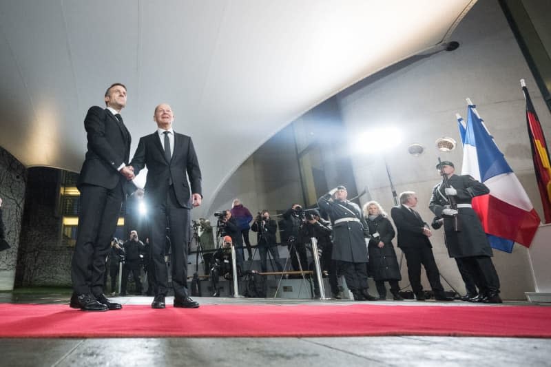 German Chancellor Olaf Scholz (R) receives Emmanuel Macron, President of France, in the Federal Chancellery ahead of a meeting. Sebastian Christoph Gollnow/dpa