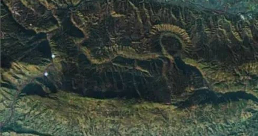 四川雅安的蒙頂山脈一隻麒麟，還有一個戴羽毛頭冠的武士圖案。（圖／Google地球）