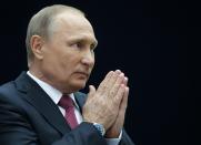 <p>Der russische Präsident Wladimir Putin spricht in Moskau nach der TV-Sendung „Der direkte Draht“ mit den Medien. Einmal im Jahr stellt sich Putin in dieser Show den Fragen der Bevölkerung – dieses Mal stand er vier Stunden lang Rede und Antwort. (Bild: Alexander Zemlianichenko/AP/dpa) </p>