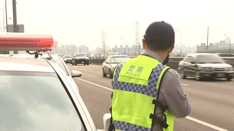 在天候正常和交通順暢的前提下，員警才會取締安全距離。