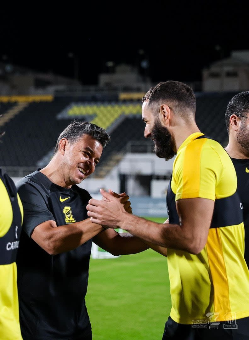 Marcelo Gallardo durante el entrenamiento con el Al-Ittihad Club, en pleno saludo con Benzemá