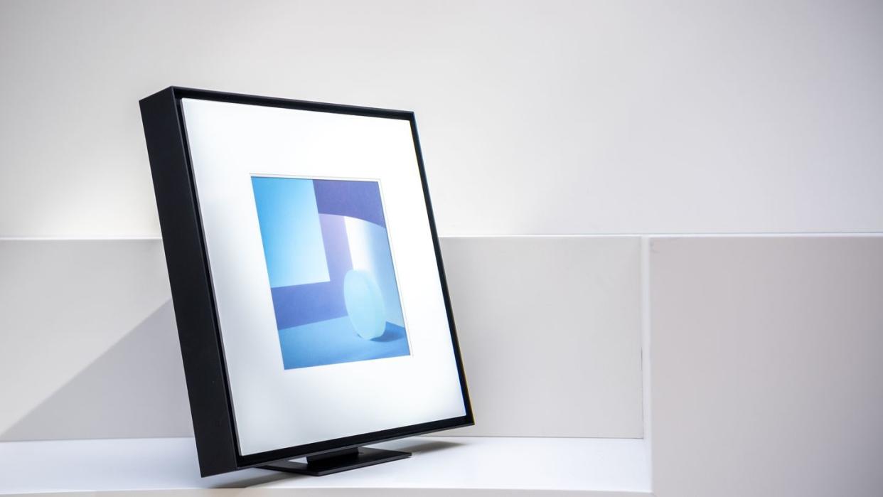 Der Stereo-Lautsprecher Samsung Music Frame sieht aus wie ein Bilderrahmen, macht aber auch Musik. (Bild: dpa)