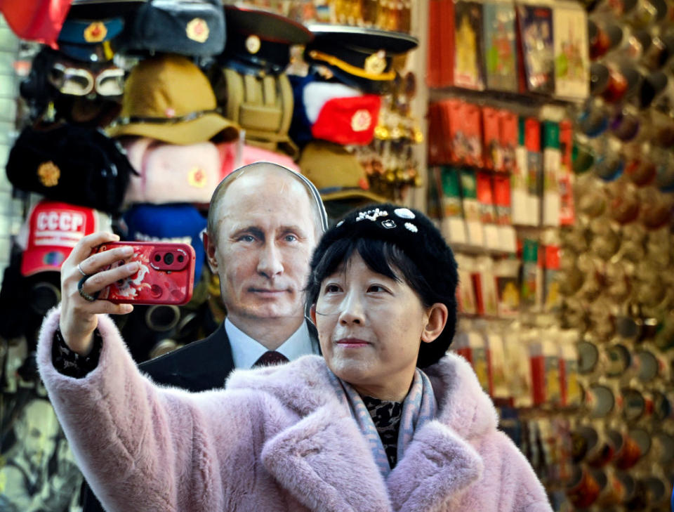 Una turista se toma una fotografía con una imagen de cartón que representa al presidente ruso Vladimir Putin en la turística calle Arbat en el centro de Moscú el 11 de marzo de 2024. Las elecciones presidenciales rusas se llevarán a cabo durante un período de tres días, del 15 al 17 de marzo.  (Foto de ALEXANDER NEMENOV/AFP vía Getty Images)