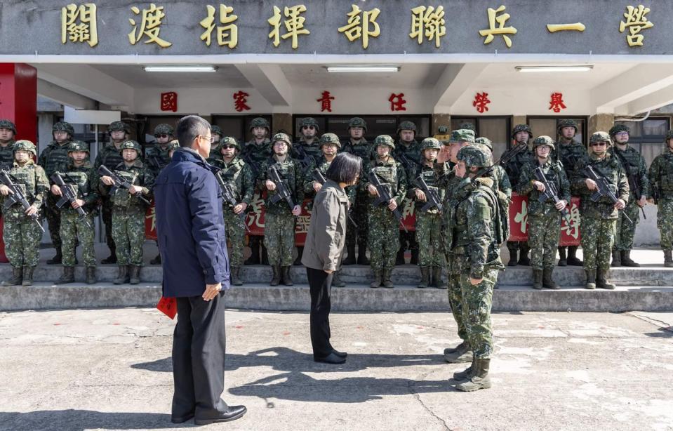 蔡總統慰問關指部的國軍官兵。   圖 : 翻攝自蔡英文臉書