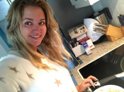 <p>“Auch ich bin morgens ein kleiner Zottel”, schreibt Cathy Lugner zu ihrem Frühstücks-Selfie. Dass sie frisch geföhnt und perfekt geschminkt aus dem Bett steigt hätte nun auch niemand von ihr erwartet. Dass sie sich auf Facebook mit Wuschelhaaren, Frottee-Schlafanzug und ohne Make-up macht sie dennoch sympathisch. (Foto: Facebook/Cathy Lugner)</p>