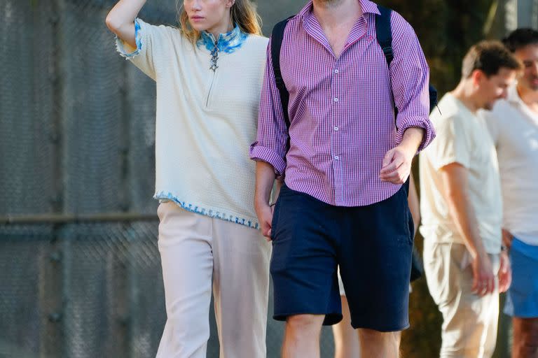 Suki Waterhouse y Robert Pattinson se toman de la mano mientras dan un paseo soleado en la ciudad de Nueva York