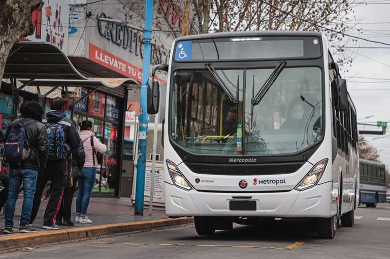 Tres líneas de colectivos suspenden su servicio en el conurbano bonaerense por tiempo indeterminado.