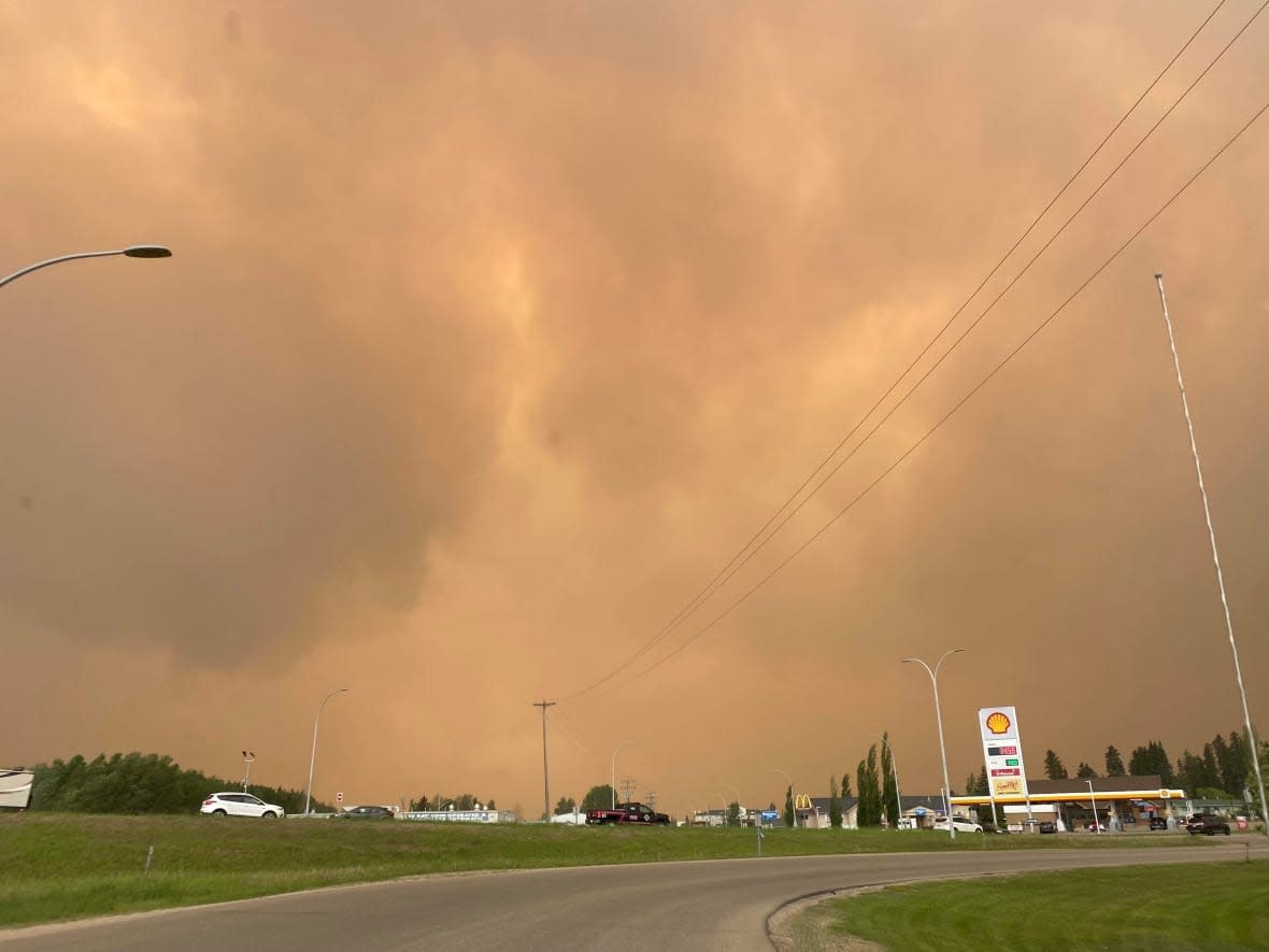 Smoky skies in Edson, Alta., on the evening of June 9, 2023, just before an evacuation order was issued for the town. (Submitted by Nicki Frison - image credit)