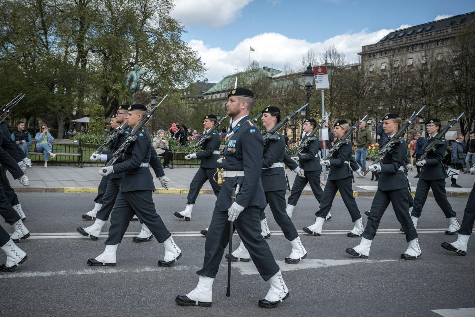 Militares suecos marchan en Estocolmo durante una ceremonia militar, el 8 de mayo de 2022. (Sergey Ponomarev/The New York Times)
