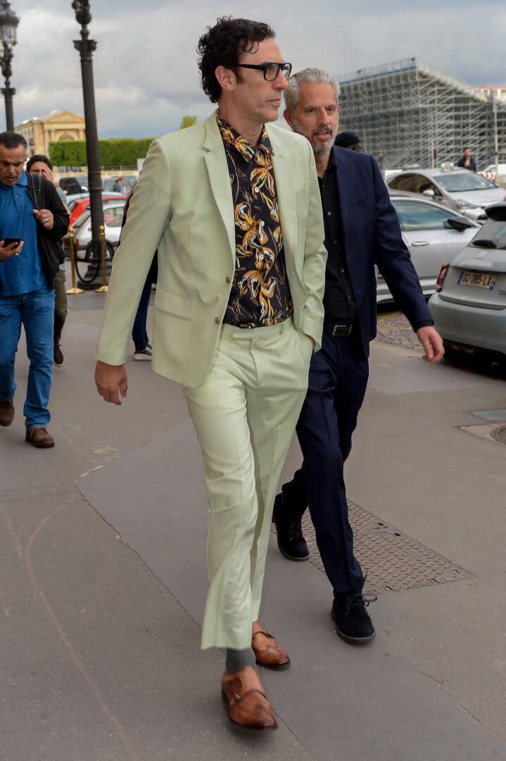 Sacha Baron Cohen eligió un traje en un tono pastel para la noche