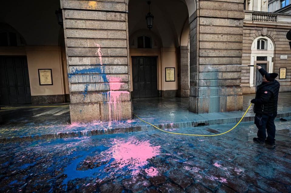 Des Militants écologistes Aspergent De Peinture La Scala De Milan