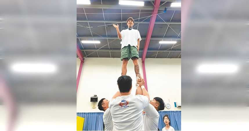 鼓鼓日前前進校園，與學生一起挑戰啦啦隊。（圖／相信音樂提供）