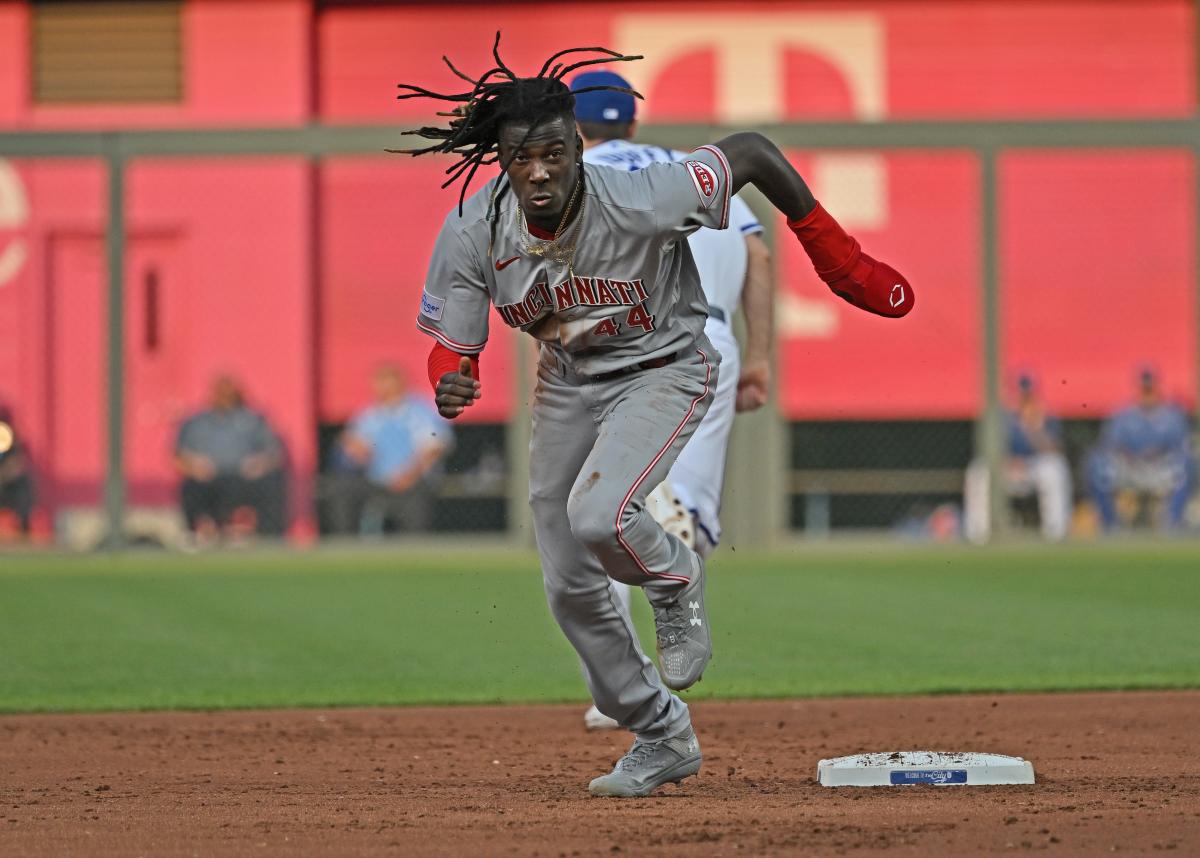 Cardinals score five in ninth to stun Reds, 5-4