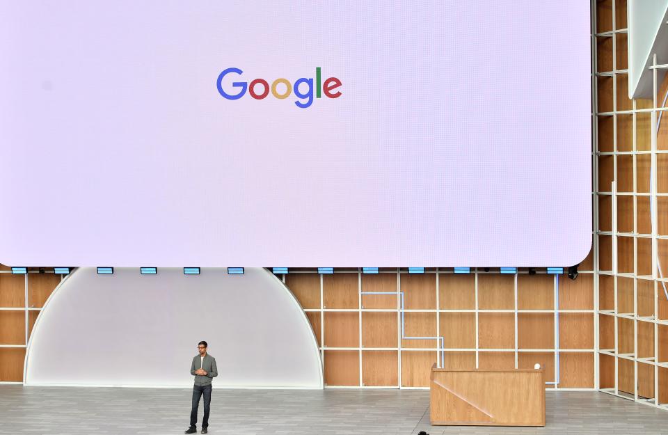 CEO-ul Google, Sundar Pichai, vorbește în timpul sesiunii principale Google I/O 2019 la Shoreline Amphitheatrul din Mountain View, California, pe 7 mai 2019. (Foto de Josh Edelson / AFP) (Foto de JOSH EDELSON/AFP prin Getty Images)