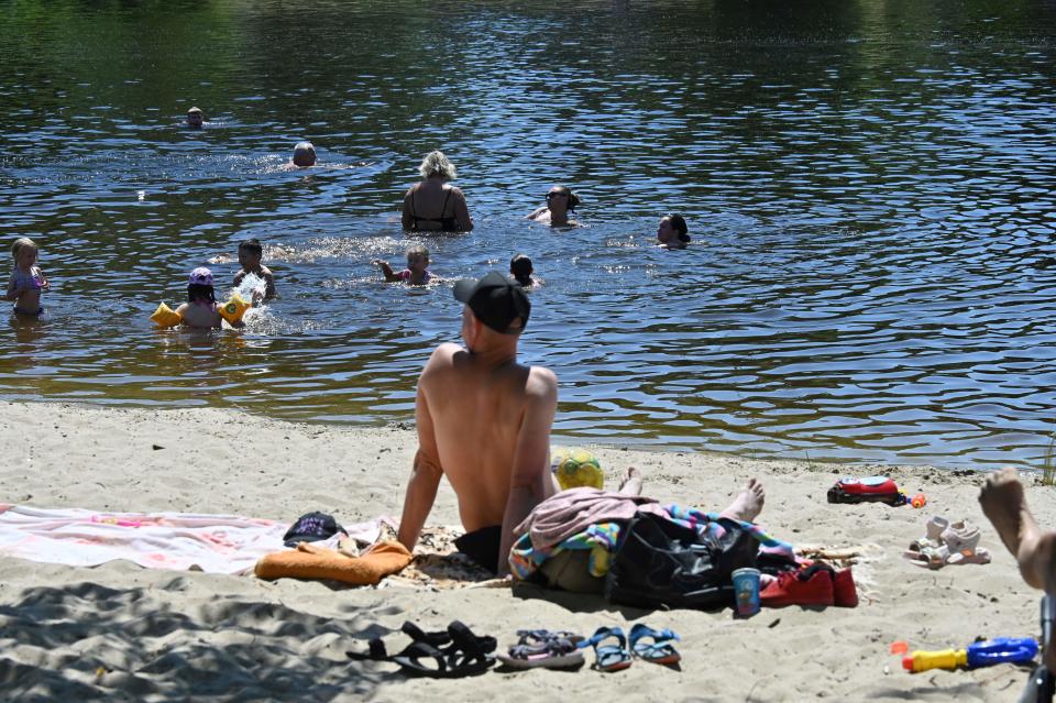 Las playas de Ucrania se convierten en un respiro de la guerra para sus habitantes