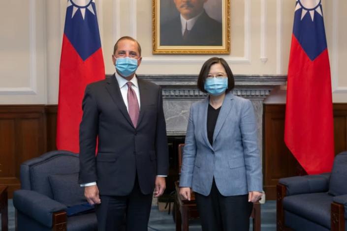 Alex Azar (left) met President Tsai Ing-wen (right) on Monday