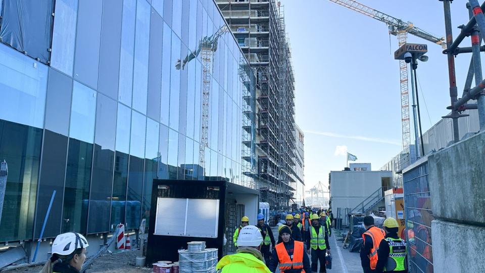 Die Baustelle in der Hamburger HafenCity wurde nach dem schweren Unglück zunächst vollständig geräumt. (Bild: Steven Hutchings/dpa)