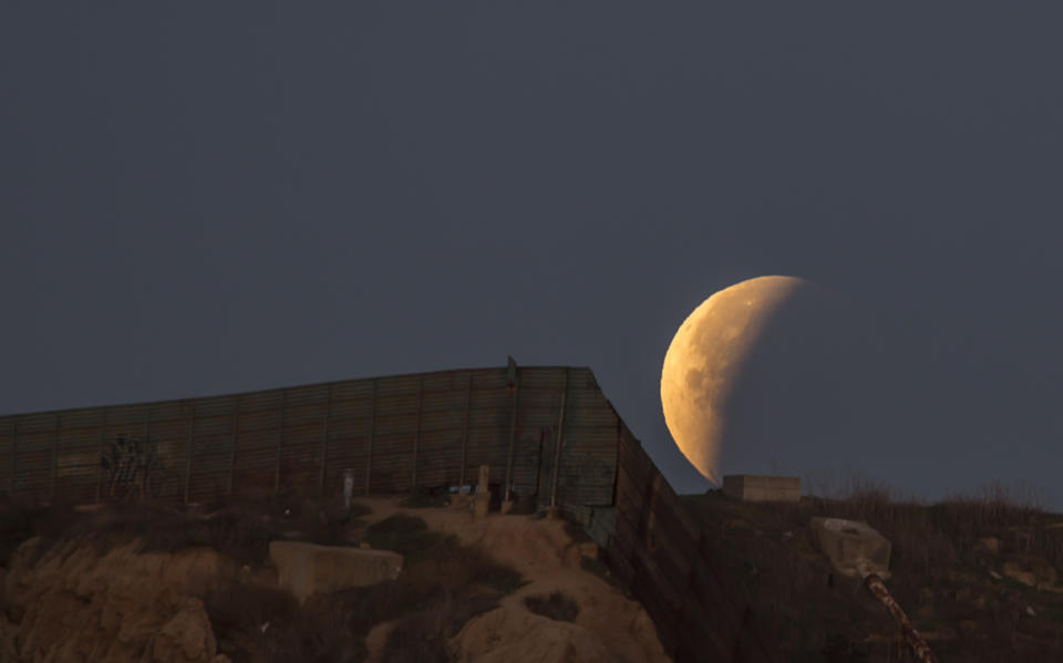 FOTOS: Así se vio la superluna "azul de sangre" en Tijuana