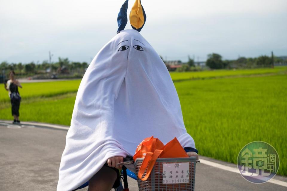 大太陽下騎自行車，遊客出奇招防曬。