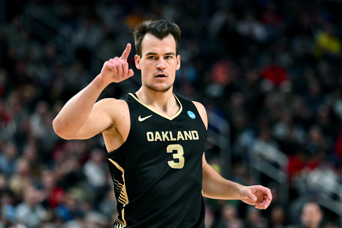 NCAA tournament breakout, Oakland sharpshooter Jack Gohlke, signs with Thunder - Yahoo Sports