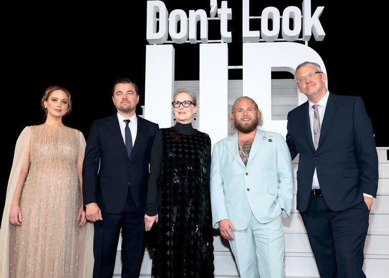 Jennifer Lawrence, Leonardo DiCaprio, Meryl Streep y Jonah Hill posan junto a Adam McKay, director de 