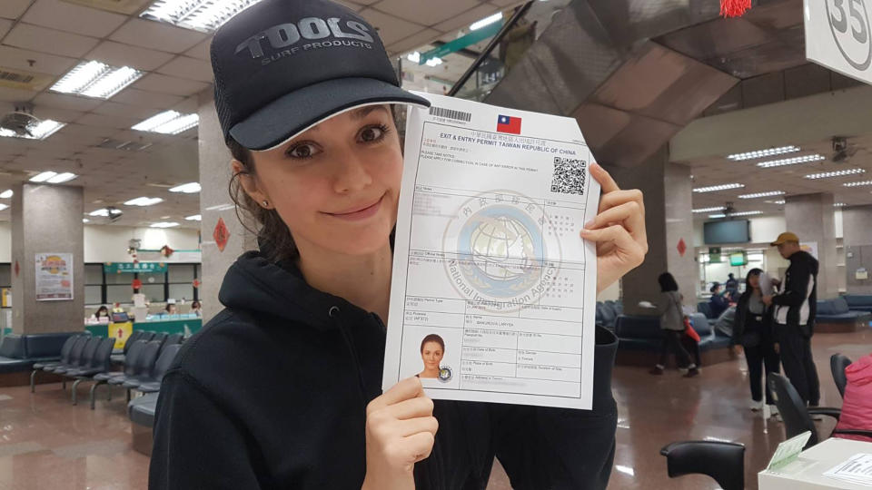瑞莎23日已取得定居證，可隨時辦理設籍、取得身分證，成為正港台灣人。 中央社（內政部提供）