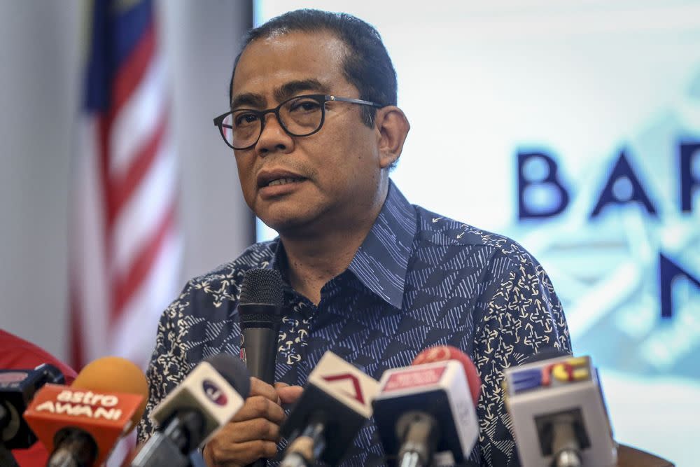 Datuk Seri Khaled Nordin today hinted that Umno may not co-operate with Bersatu to win Sabah. ― Picture by Hari Anggara