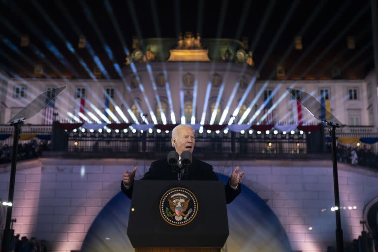 El presidente Joe Biden pronuncia un discurso en el Castillo Real de Varsovia, Polonia, el martes 21 de febrero de 2023. (AP Foto/ Evan Vucci)