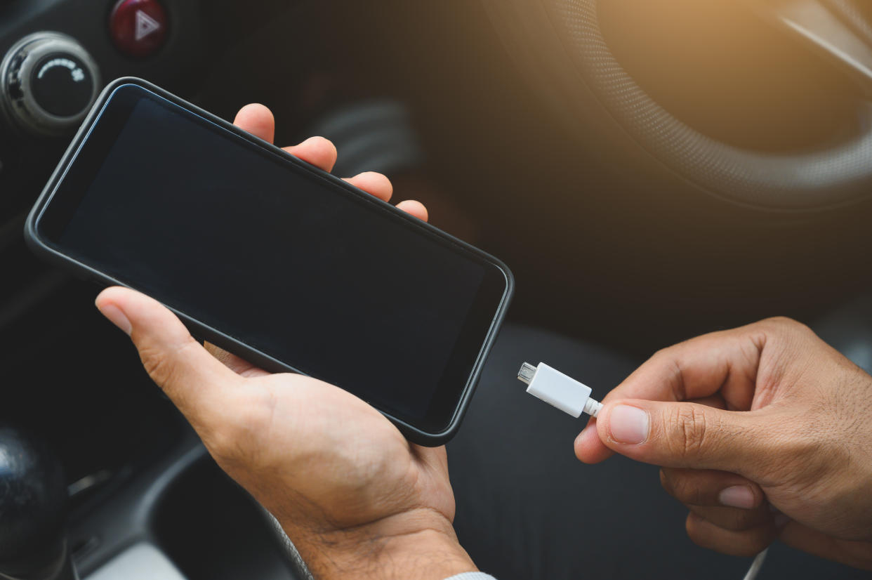 Elige un cargador que te funcione para varias opciones, así ahorrarás y tendrás menos cables que llevar contigo/Getty Images.