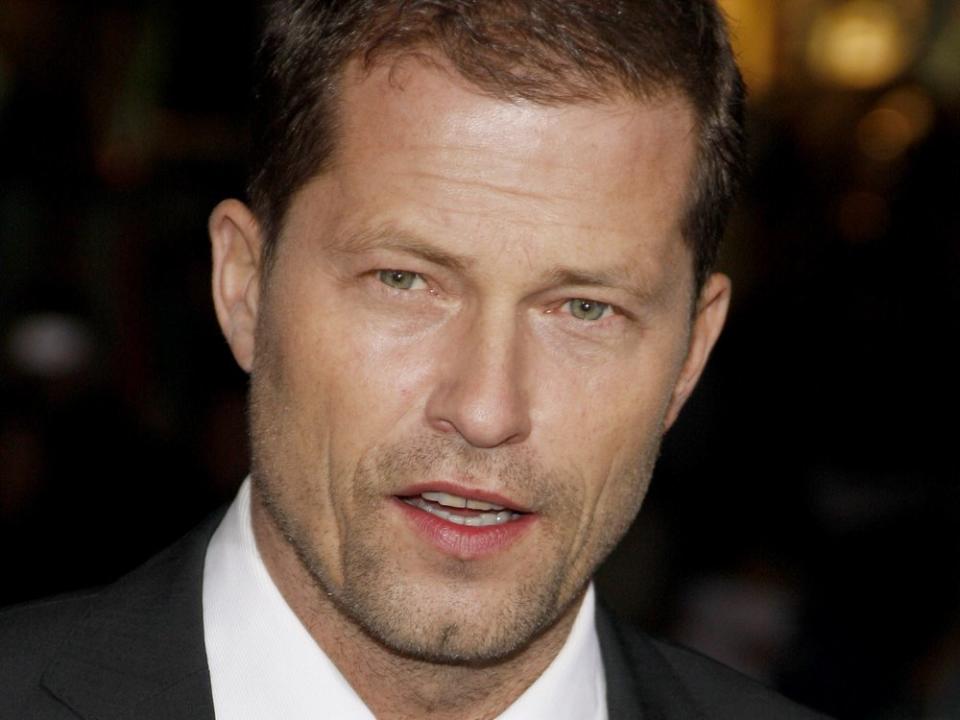 Til Schweiger ist den Umgang mit Requisitenwaffen gewohnt. (Bild: Tinseltown / Shutterstock.com)