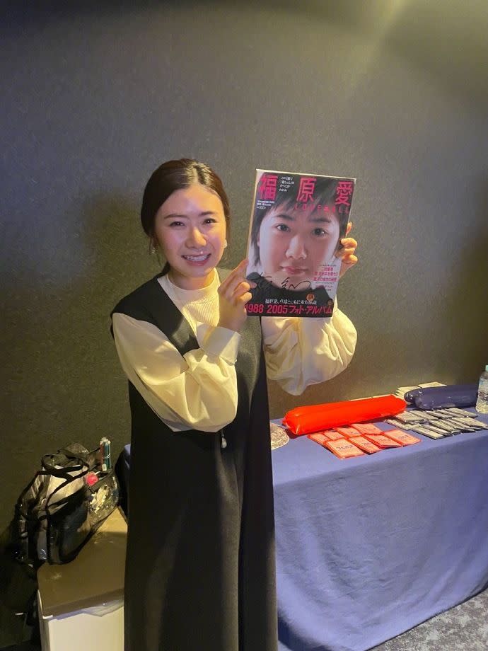 ▲福原愛手上拿著雜誌，封面正是16歲時的舊照。（圖／翻攝自福原愛微博）