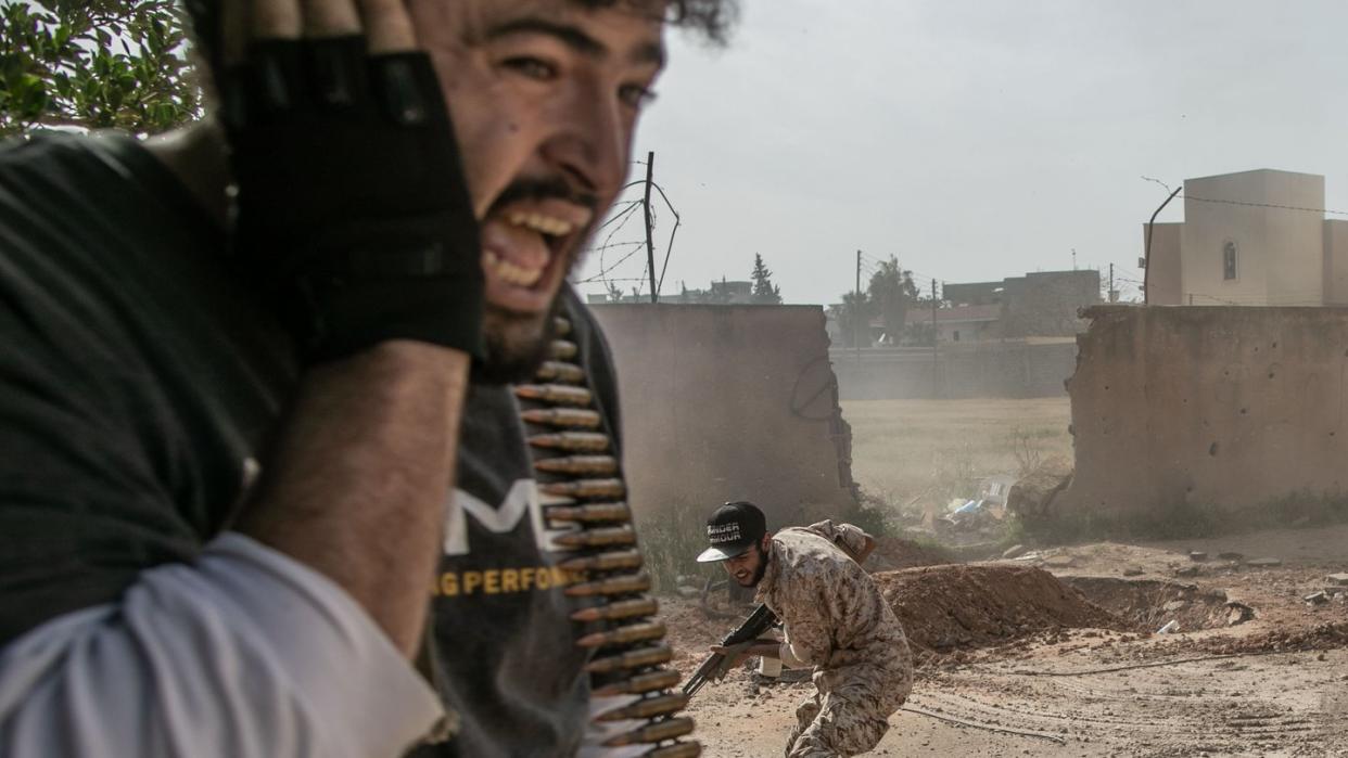 Kämpfer der Regierung gehen bei Zusammenstößen mit den Truppen der Libysch-Nationalen Armee in Deckung.