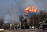 <p>Eine riesige Rauchwolke steigt nach einer Explosion in einem Munitionsdepot in der ukrainischen Stadt Balaklawa auf. Das Depot gehört der ukrainischen Armee. (Bild: Pavlo Pakhomenko/EPA) </p>