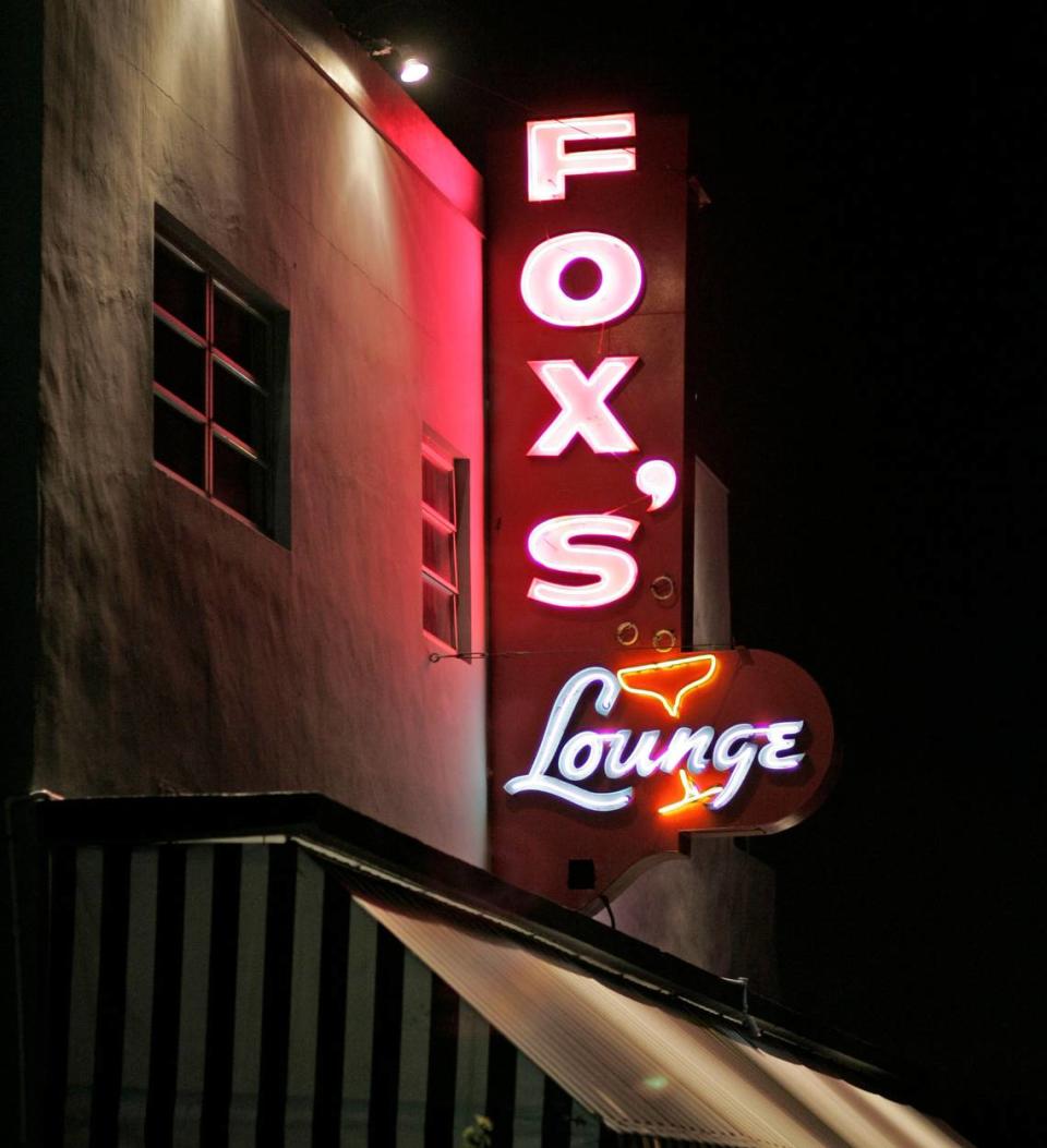 El letrero original de Fox's Lounge tal y como se veía en 2007. DAVID ADAME FOR THE HERALD
