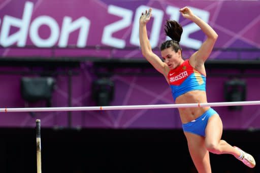 La rusa Yelena Isinbayeva compite en las clasificatorias de salto con pértiga de los Juegos Olímpicos de Londres-2012, el pasado 4 de agosto, en la capital británica. (AFP | Franck Fife)