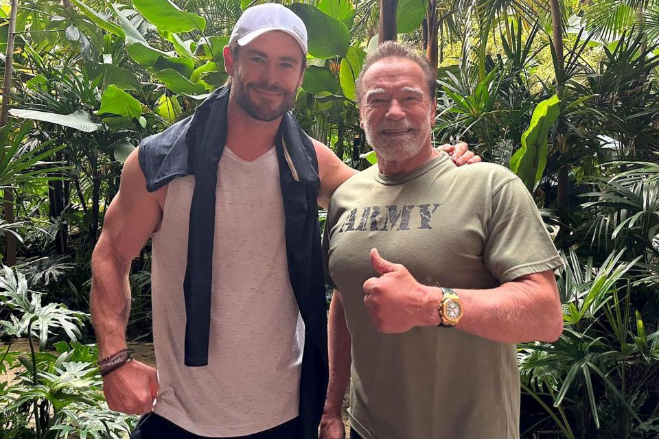 Chris Hemsworth diz que correr com Arnold Schwarzenegger na academia no Brasil foi um sonho que se tornou realidade.  https://www.instagram.com/p/CtmL64bLRmG/?utm_source=ig_web_copy_link&igshid=MzRlODBiNWFlZA%3D%3D.  Chris Hemsworth / Instagram