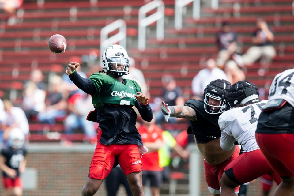 Cincinnati Bearcats quarterback <a class="link " href="https://sports.yahoo.com/ncaaf/players/287320" data-i13n="sec:content-canvas;subsec:anchor_text;elm:context_link" data-ylk="slk:Emory Jones;sec:content-canvas;subsec:anchor_text;elm:context_link;itc:0">Emory Jones</a> (5) throws the ball to make a complete pass during the Cincinnati Bearcats spring scrimmage at Nippert Stadium on Saturday, April 15, 2023.<br>Cincinnati Bearcats Football Spring Game April 15 2023. Stephanie Scarbrough/The Enquirer / USA TODAY NETWORK