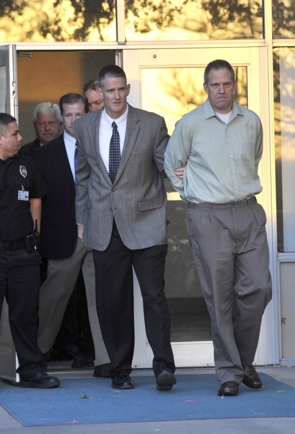 JetBlue pilot Clayton Frederick Osbon, right, is escorted to a waiting vehicle by FBI agents as he is released from The Pavilion at Northwest Texas Hospital, in Amarillo Monday, April 2, 2012. Osbon was taken directly to the Federal Court Building in Amarillo, Texas for arraignment. (AP Photo/Amarillo Globe-News, Michael Schumacher) MANDATORY CREDIT; MAGS OUT; TV OUT