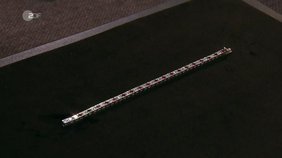 Dieses Armband mit Brillanten und Rubinen aus den 1960er- oder 70er-Jahren hatte einen Schätzwert von 1.200 bis 1.400 Euro. (Bild: ZDF)