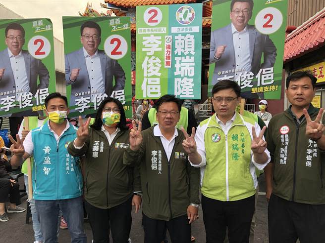 民進黨嘉義市長候選人李俊俋（中）由立委王美惠（左二）、賴瑞隆（右二）等人陪同在廟口開講政見。（廖素慧攝）