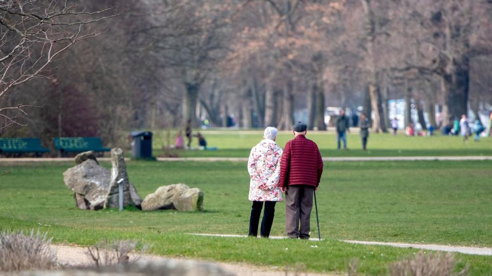 Viele Menschen schätzen ihre Lebenserwartung nicht richtig ein - im Schnitt um vier Jahre weniger als die statistischen Daten.