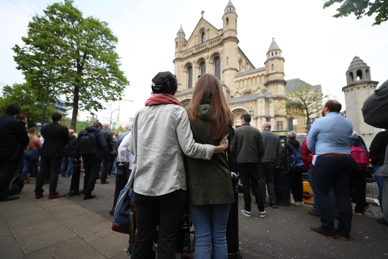 Trauernde stehen während der Trauerfeier für die getötete Journalistin Lyra McKee vor der St. Anna Kathedrale. (Liam Mcburney/PA Wire/dpa)