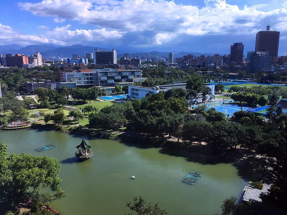 台大醉月湖 (Photo by Howard61313, License: CC BY-SA 4.0, Wikimedia Commons提供)