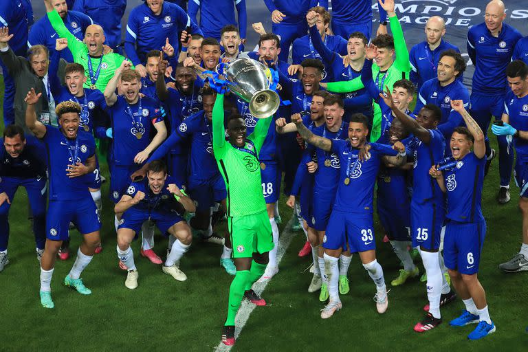 Edouard Mendy, capitán de Chelsea, nació en Francia, se desempeña en Inglaterra en el fútbol de clubes y actúa por Senegal en el de seleccionados; el "equipe de France" no saca provecho de la jerarquía del arquero.