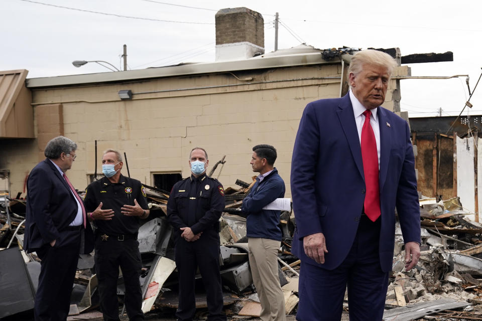 El presidente Donald Trump visitó negocios dañados durante los actos vandálicos en Kenosha, Wiscosin. (AP Photo/Evan Vucci)