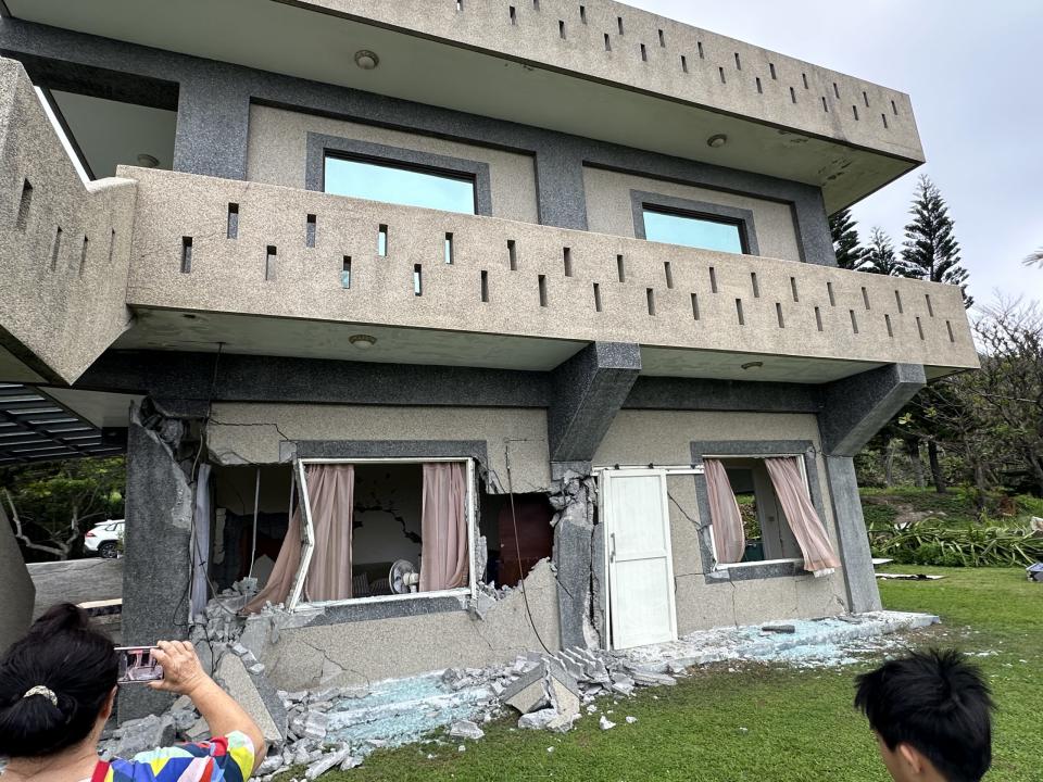 強震後，壽豐鄉受損的房舍。（圖：壽豐鄉公所提供）