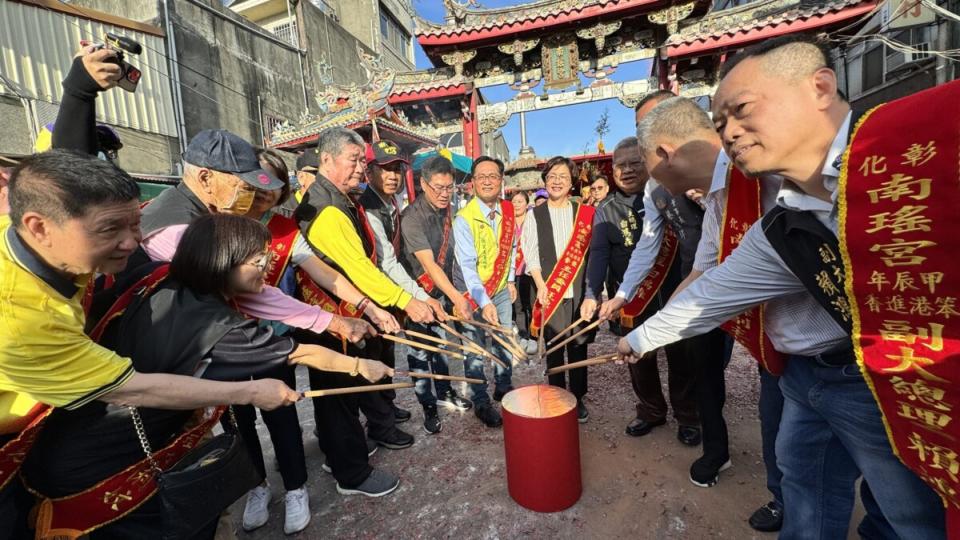 ▲彰化南瑤宮笨港進香潦溪活動「徒步百年古香路」今早起駕，彰化縣長王惠美、南瑤宮管理人市長林世賢、進香大總理白鴻森、立委黃秀芳、縣議會副議長許原龍、彰化市民代表會主席陳文賓等人，一起點燃起馬炮。（記者林明佑攝）