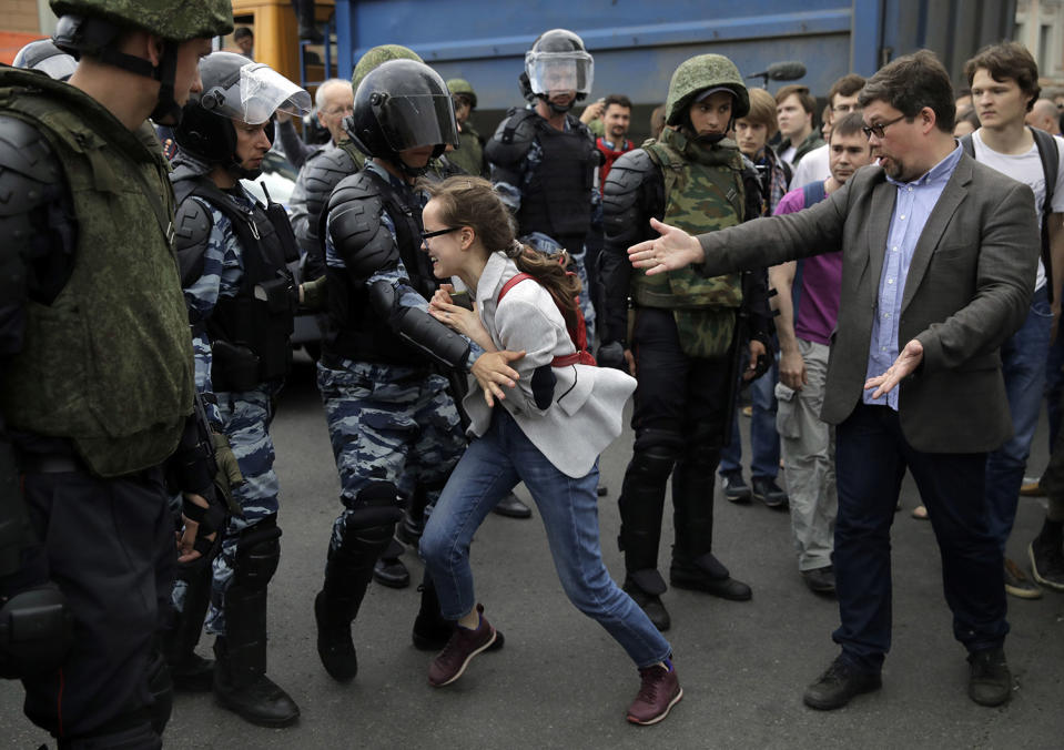 Anti-Putin protesters detained