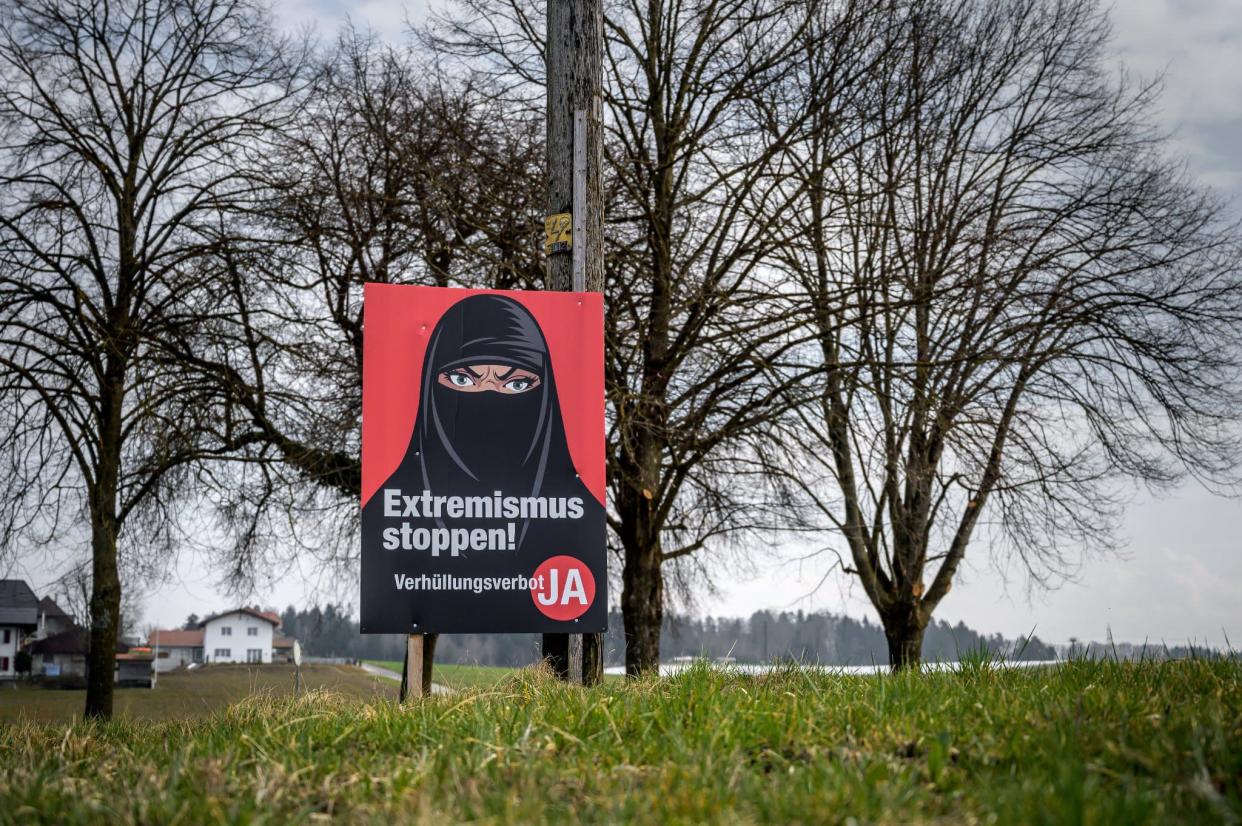 Une affiche de l'initiative anti-burqa, votée ce dimanche par les Suisses - Fabrice Coffrini - AFP