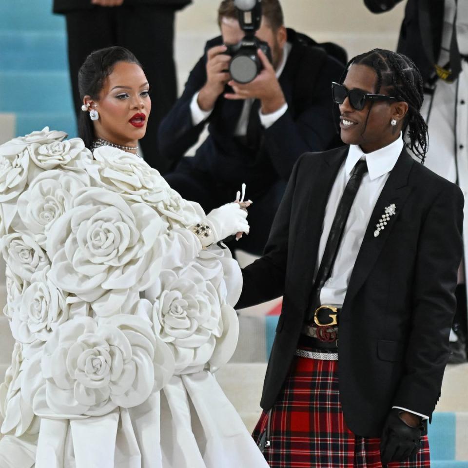 The couple on the stairs of the 2023 Met Gala